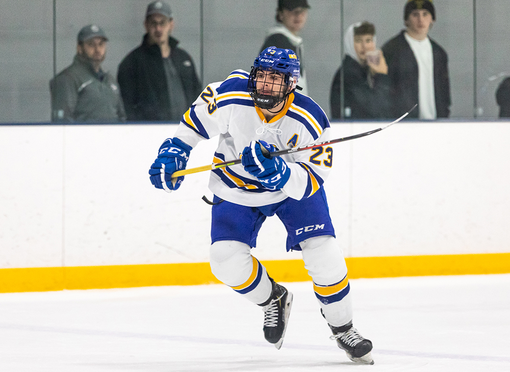 Men's Ice Hockey Snaps Skid with Victory over Stonehill