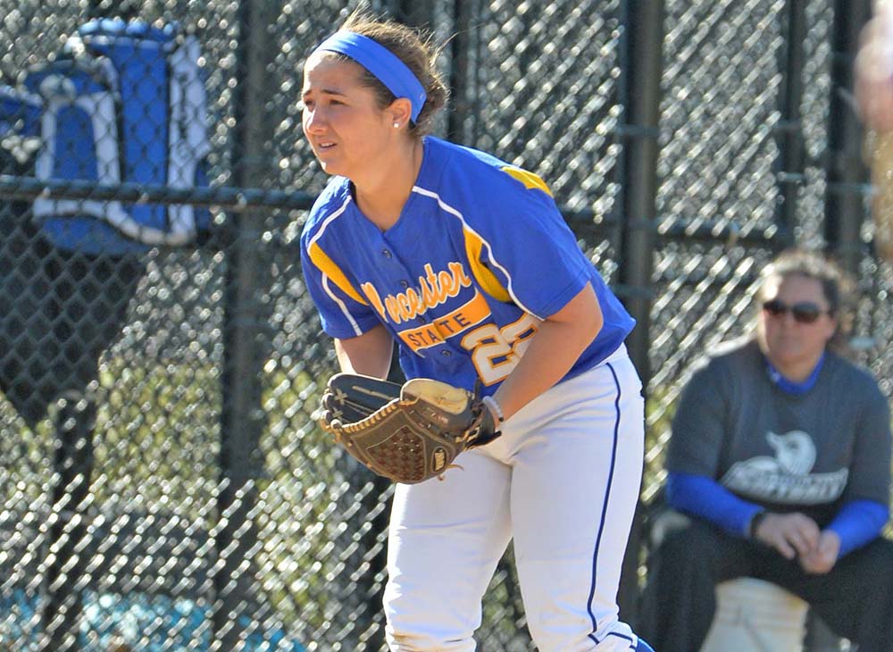 Worcester State Softball Drops a Pair to Framingham State