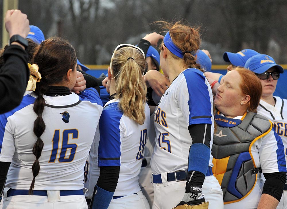 Softball Wins Eight Straight with Sweep of Fitchburg State; Clinch At least a Share of MASCAC Title