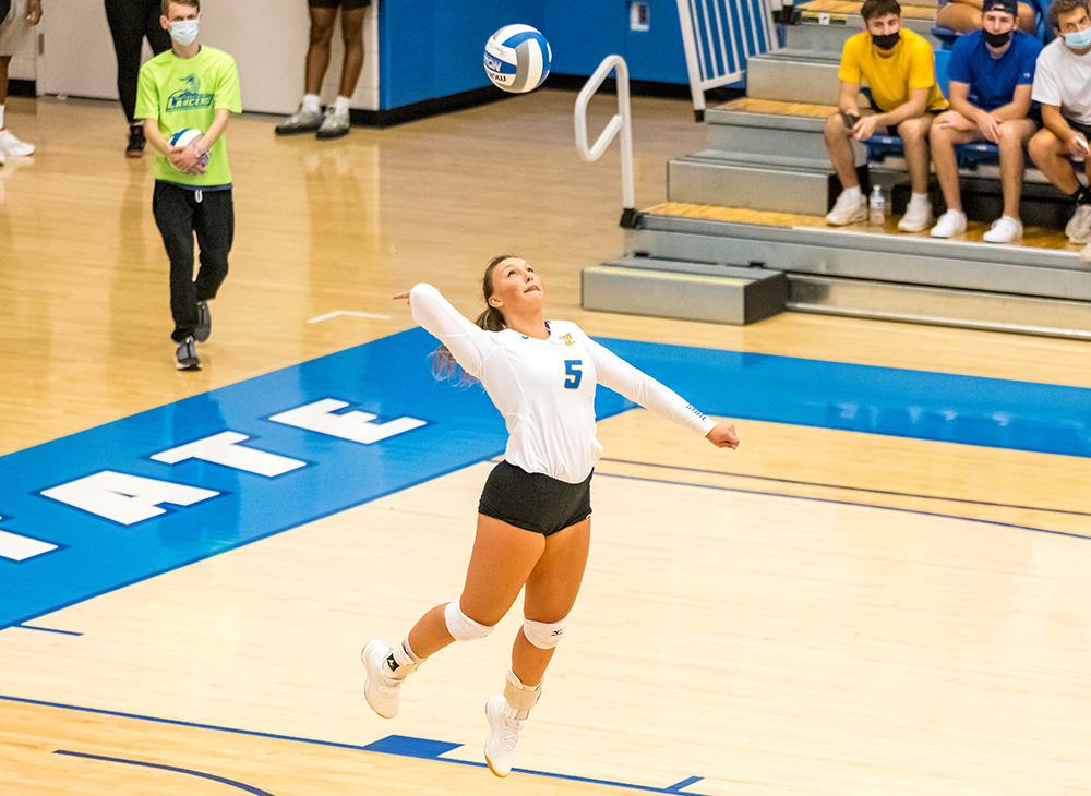 Women's Volleyball Splits Against Falcons and Broncos