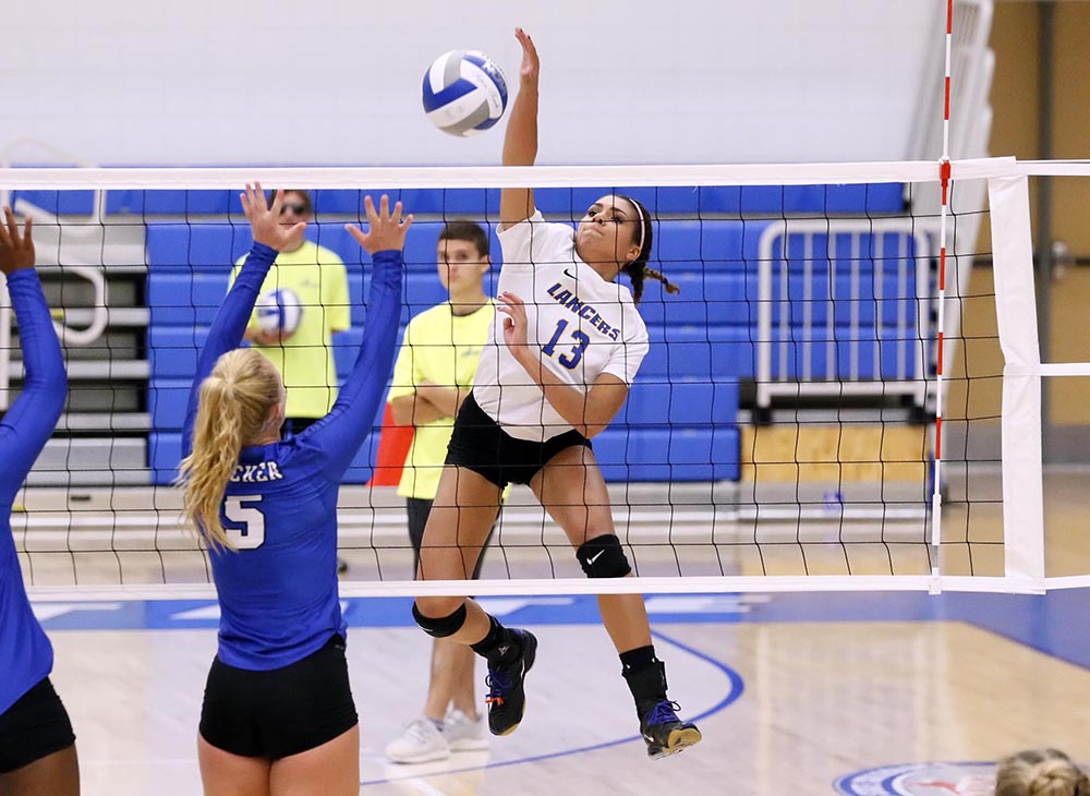 Women's Volleyball Drops Pair at Worcester City Tournament
