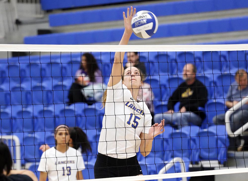 Volleyball Splits on Day Two of Wheaton Invitational