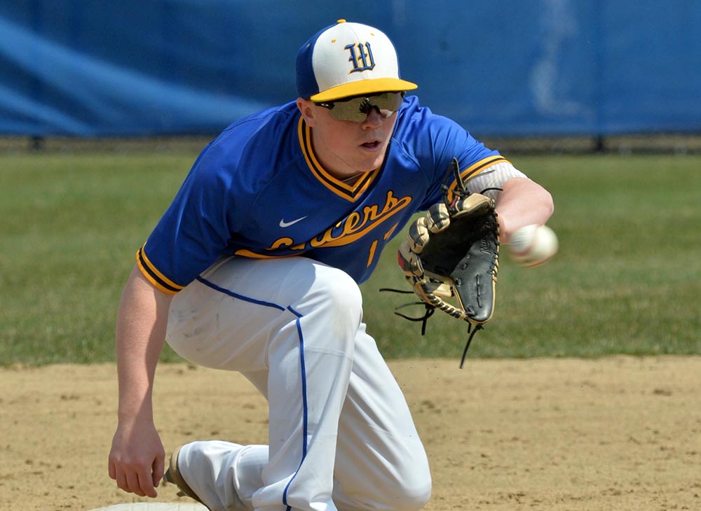 Baseball Splits Doubleheader with Fitchburg State