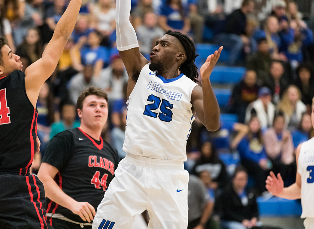 Men's Basketball Squanders Late Lead in Loss to Skidmore