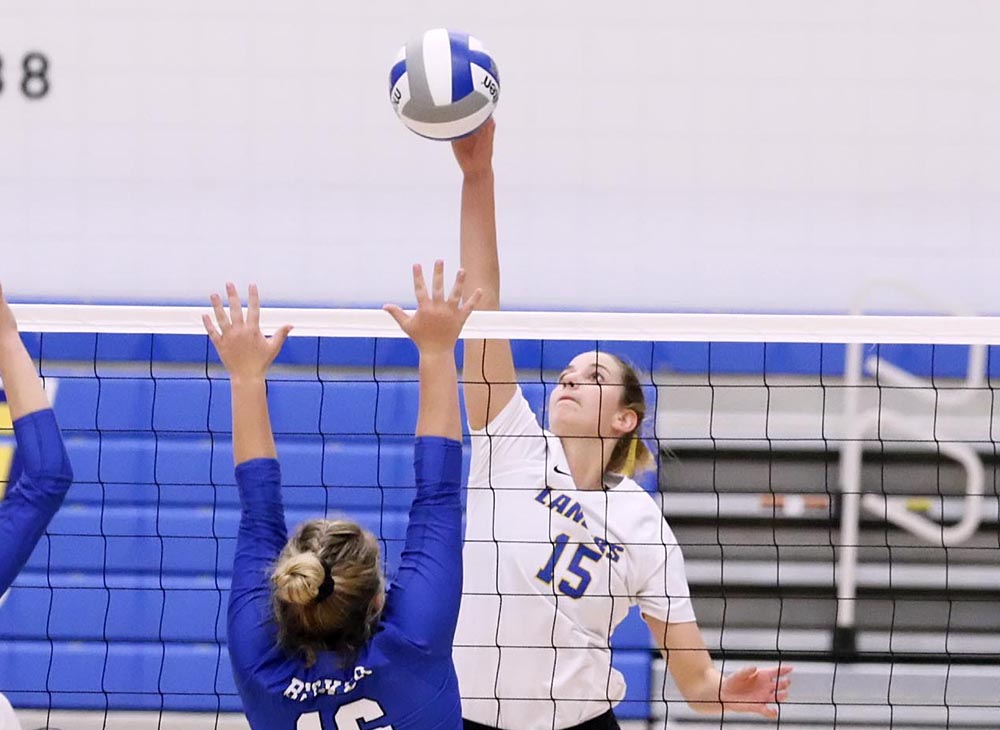 Volleyball Earns Eleventh Straight Win as they Defeat UMass Dartmouth, 3-1
