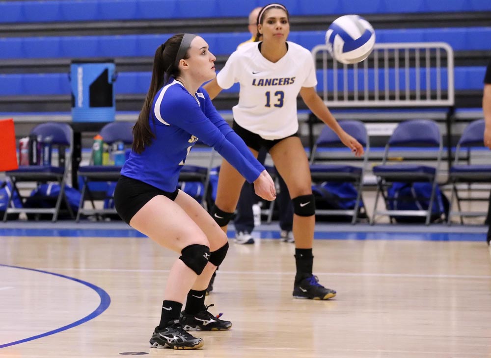 Women’s Volleyball Posts 2-1 Record at Hall of Fame Invitational